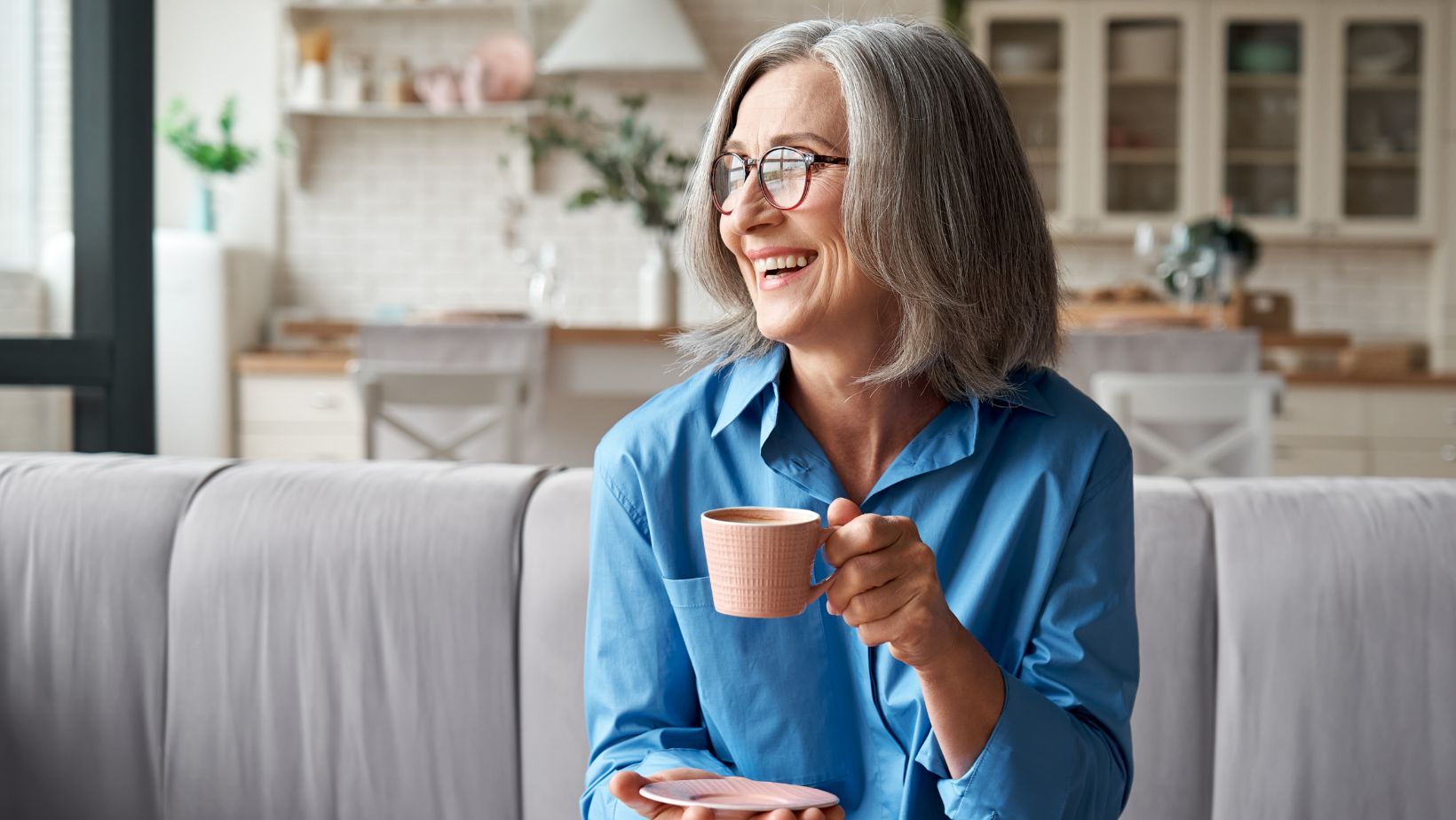 žena koja ima dijabetes pije kafu