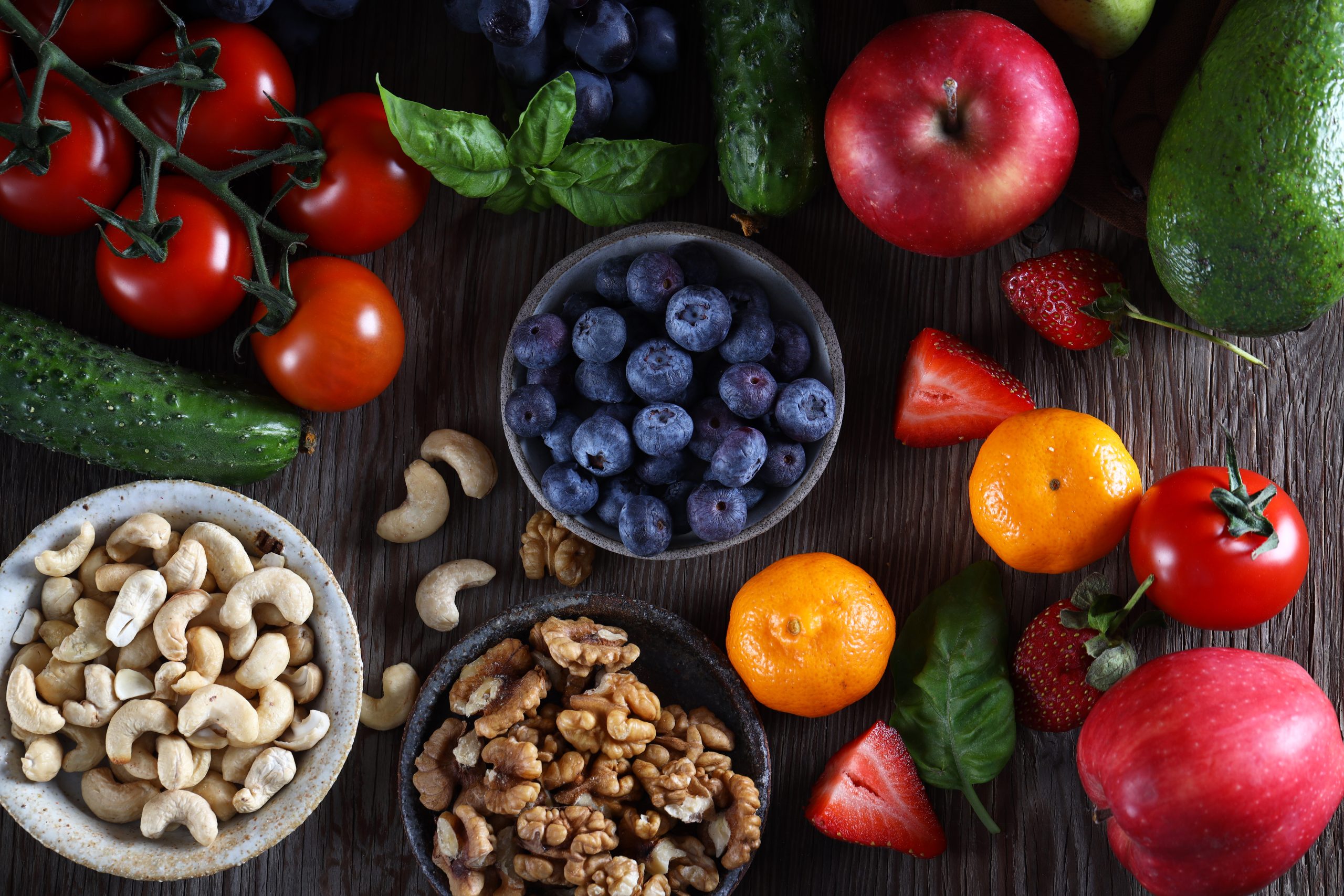 Voće i povrće poređano na stolu